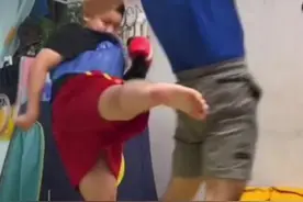 #父亲教格斗一脚踹飞儿子后遭反噬 儿子重拳反击:你教的嘛偶像😂 #格斗 #爸爸带娃 #惊不惊喜意不意外视频封面