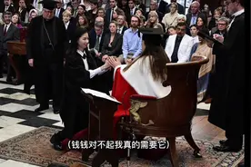 剑桥大学毕业典礼全记录 怎么会有人的学校毕业典礼还需要彩排呀视频封面