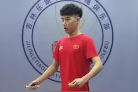 17中国少年马家俊以701次的成绩，刷新了35年来未被打破的纪录：【连续跳最多的三摇跳绳（男性）】！恭喜你成为新的世界纪录保持者！#三摇跳绳#体育生#吉尼斯世界纪录  