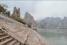 流经甘肃临夏回族自治区的黄河清澈透底