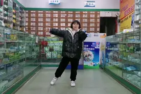 一年级的小朋友来广东偷懒，别的小朋友去补课。#一个星期一节课视频封面