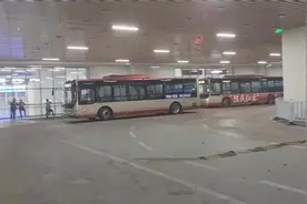 淄博公交96路进站淄博火车站南广场，配车：宇通E10#淄博公交视频封面