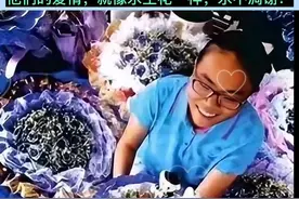 王宵，西安人，23岁患尿毒症晚期的她与身患白血病的于建平结婚只是为了换肾。他的死亡可能就是她的新生，他们的婚姻是一种无奈，也是一种奇葩。从开始便充满了功利，但是却感动的千万网民。对于两个人来说，这场只有功利的婚姻，可能是两个人人生中唯一一场婚姻。即使有打扮，结婚证上两人的照片，依旧脸色苍白写满了故事。他们期间还签署了“秘密协议”。协议里有一个重点，于建平说我只有一个要求，如果换肾成功，我希望你在我死后能替我照顾我的父亲。虽然那份协议没有任何法律意义，但是对于两个绝望的人来说是没有办法的办法。就像坠入悬崖的人，一个稻草他们都不想放过，哪怕只有一点点希望。共患难，同相伴。他们有目的的结婚，但是结婚后两人却不由自主的牵挂起对方。在朋友的帮助下，他们做起了养生花手艺，赚钱治病，两人在彼此的关心和照顾之下，渐渐产生了感情。在双方的鼓励帮助下也各战胜了病魔。2015年2月，两人在西安补办了婚礼。他们是不幸的被疾病所选中，他们也是幸运的，被幸运之神所眷顾。他们的爱情就像永生花一样永不凋谢。祝福他们幸福美满。#人物故事 #感人故事 #传递正能量 #dou十抖音小助手 @DOU+小助手 