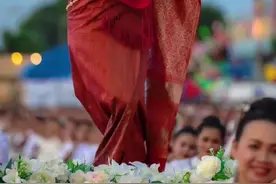 每年泰国的重头戏 为“娜迦献舞” 领舞的都是泰国当红女明星 今年是女星Bow 这也是对她这一年的努力 最大回报