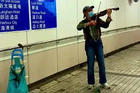 倚天屠龙记中韦蝠王的扮演者，现在在尖沙咀地铁口拉小提琴，你们说是为了艺术还是为了谋生？#香港 #路人视角视频封面