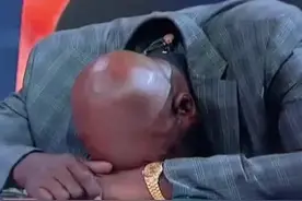 湖人不敌步行者赛后，沃西趴在桌子上，起身大大的叹了一口气，苦笑的一言不发……#沃西 #湖人 这就是湖人球迷的写照