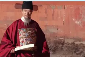 据悉爷爷是一位京剧退休演员，穿汉服继续弘扬传统文化。 #爷爷 #传统文化 #感动 #77岁爷爷穿汉服犹如阁老再世视频封面