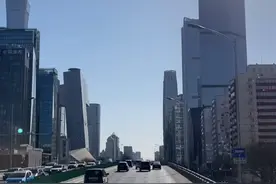 能拿到北京户口应该是很多北漂人梦寐以求的事情，北京户口到底有重要呢？您怎么看？#抖音热门 #早安 #北京