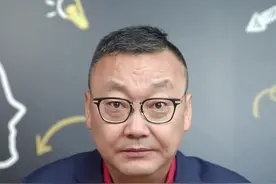 #流浪男孩带两弟妹医院照顾生病父亲后续 男孩的懂事让人心疼，愿他们的生活早日回归正轨#流浪男孩父亲生病进急诊科#马斌读报 #大v快评 视频封面