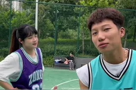 当两个嘴强王者碰到一起后  一场篮球脱口秀开始了@篮球少女哎哟薇 #路人王2022赛季