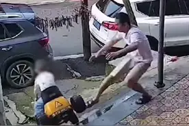 小男孩骑车不慎跌下楼梯，危险时刻爸爸狂奔过去一把接住！视频封面