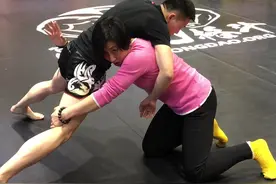 摔跤🤼‍♀️抱双腿变换抱单腿转移。力量与力量抗衡的同时突然改变方向。视频封面