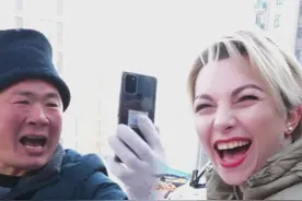 大集上，比老公亲嘴还甜的草莓，不甜不要钱。草莓大哥把这个老外逗得合不拢嘴。#老外 #外国媳妇 #接地气 #集市 #搞笑视频 视频封面