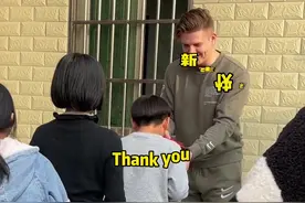 又一年春节，外国女婿特地回村给他的小朋友们发红包了🧧还有谁没拿到呢？#外国人过春节#外国女婿 #新年快乐视频封面