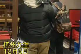 #地锅鸡店被曝光记者被锁店内 后续：记者再入吴王府 #浙江dou知道 视频封面