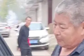 舅舅结婚，小外甥迎亲压轿，女方家喜总管作揖行礼，礼请小孩下轿。传统礼仪获网友点赞。（河南商丘）