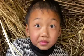 我说怎么一天没看到小梓瀚，原来自己偷偷的在建秘密基地！真的太开心了，你们小时候有这样的秘密基地嘛？#人类幼崽成长计划 #我的乡村生活 #童年回忆