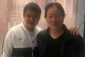 又n多年没见师父了！借上海比赛的机会与朱导见上一面！叙旧、聊⚽️甚是开心！㊗️师父平安健康、一切安好！#生命中最重要的人 #中国足球 #抖音小助手
