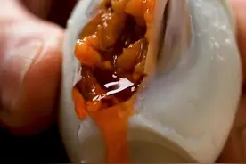 你腌的#咸鸭蛋 是不是又没流油？道底是生的腌还是煮熟腌，看一分钟⏰就能做出来！包你富的流油[呲牙]视频封面