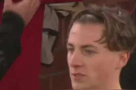 当92班成员罗比-萨维奇身为评论员解说到自己儿子上场时激动不已，因为他的欧冠梦、曼联一线队梦都让他儿子在一夜之间完成了，这就是红魔DNA的传承！#曼联 #欧冠 #来抖音看德甲直播视频封面