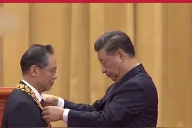 9月8日，全国抗击新冠肺炎疫情表彰大会召开！习近平为钟南山颁奖。今天，致敬英雄！视频封面