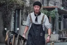 别再问穿背带裤能不能打篮球，你看到哪个爷们这样做了？#背带裤控 #背带裤 #阿美咔叽 #牛仔背带裤 #牛仔裤男视频封面