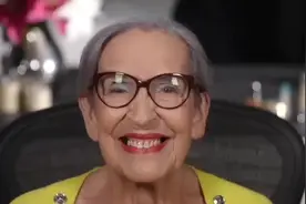 90岁老奶奶化妆走红，简单化个淡妆，一下子年轻了20多岁#时尚