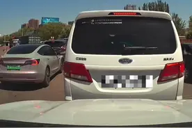 女子上引擎盖与车主争吵，王先生：报警后，女子道了歉视频封面