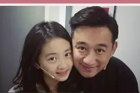 #校方辟谣黄磊女儿被开除  校方否认黄磊女儿黄多多被开除，称拥有这样一位模范生是学校的骄傲！多多还是未成年，大家勿信谣勿传谣