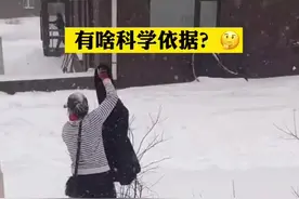 东北大妈把貂皮放在雪中清洗。称这样冬季用雪洗貂皮比洗衣店里洗的干净，还经济实惠。
