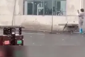 特警基地连保洁阿姨都会功夫，轻松爬上攀楼绳！你会吗？视频封面