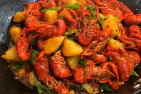 小龙虾烧土豆做法超简单，今天龙虾🦞18一斤，你们那里贵吗