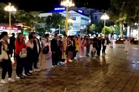 丽江居住着26个民族，这个人是各族人民的大救星