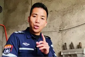 油锅着火千万不能泼水灭火#厨房里的江湖 #油锅着火 #消防知识 @抖音短视频 视频封面