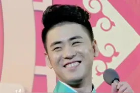 #张云雷 为粉丝特意梳起了背头，隐瞒脚伤坚持演完已定的演出。手术前彼此的鼓励安慰，爱是双向的奔赴。#辫儿哥哥视频封面