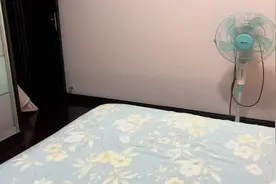 狗也知道开空调冷要盖被子😂😂#你家孩子也这样吗