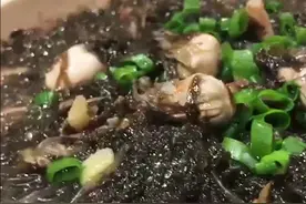 做紫菜煲前，先用水将紫菜泡好滤干，和大厨一起学做家常菜，让你每天做菜不重样，烧出大厨味@抖音短视频 #美食