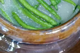 很多朋友问泡菜酸坛起白怎么弄，小吹是这样操作的，加盐加酒让发酵菌重新生长，你有什么好方法欢迎留言交流