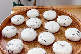 大家吃过豆角籽粑粑吗？小时候我妈妈经常做给我们吃。如今按照妈妈教的方法，依旧是小时候的味道，满嘴豆香，儿时的回忆。