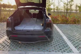 特斯拉model Y与极氪001后排放倒露营模式的空间区别带你看下