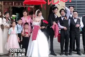 10月29日 广东广州 拍合照时 新郎和伴郎默契比心 新娘无奈一笑给他们比大拇指 网友：新郎晚上可能要跪搓衣板了吧#愿每个女孩都能嫁给爱情 #记录幸福时刻 #婚礼搞笑瞬间 @抖音短视频 来源：广州化妆师雅雅视频封面