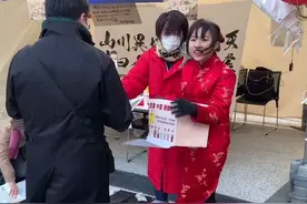 无论内心怎么想，人家已经做到了。 #日本 #街拍 #池袋 #武汉加油 @抖音短视频