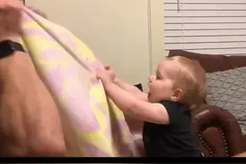 爸爸突然刮掉大胡子，宝宝的反应太可爱了！#搞笑 #萌娃 #育儿 #爆笑 #亲子 #爸爸带娃#国外 @抖音短视频 视频封面