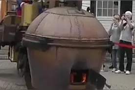 它是世界第一辆蒸汽汽车，为战争而生。1770年由法国工程师制造。那时是乾隆年间，他对这些烤红薯炉子不感兴趣。