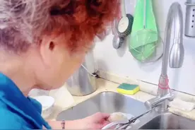 吴阿姨腌制咸蟹 全教程分享给大家@DOU+小助手 @上海淼厨餐饮管理有限公司 @顾淼淼的上海一家人（小号） @生煎馒头 @毛毛姐姐 @可乐小阿姨 @小米安 @天堂鸟（Rosa)