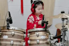 依依姐姐，新曲练习西游记主题曲《敢问路在何方》#架子鼓#抖音小助手 #西游记#敢问路在何方 #小不点大能耐视频封面
