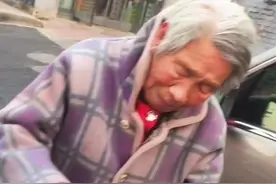 12月10日，河北邢台，大娘骑三轮不小心刮蹭汽车，当即从一把零钱中拿出唯一的两张一百元赔偿。小伙被大娘的真诚感动，最终没有收钱…视频封面