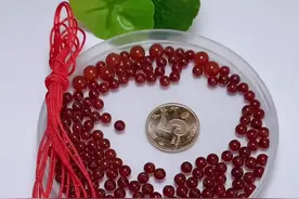 一枚硬币几颗珠子教你制作一条精美手链细节完整教学。据说用硬币制作一对手链代表你五毛我五毛咱俩凑一块#手工