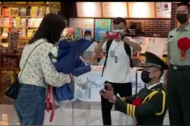 八年等待，退伍兵哥哥在机场求婚。感动，祝福！视频封面