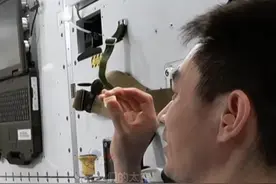神舟十三号于2021年10月16日成功发射，今年4月16日翟志刚、王亚平、叶光富圆满完成既定任务后凯旋。饭点到了，一起看他们拍摄的太空吃巧克力#中国航天#我们的太空#王亚平视频封面